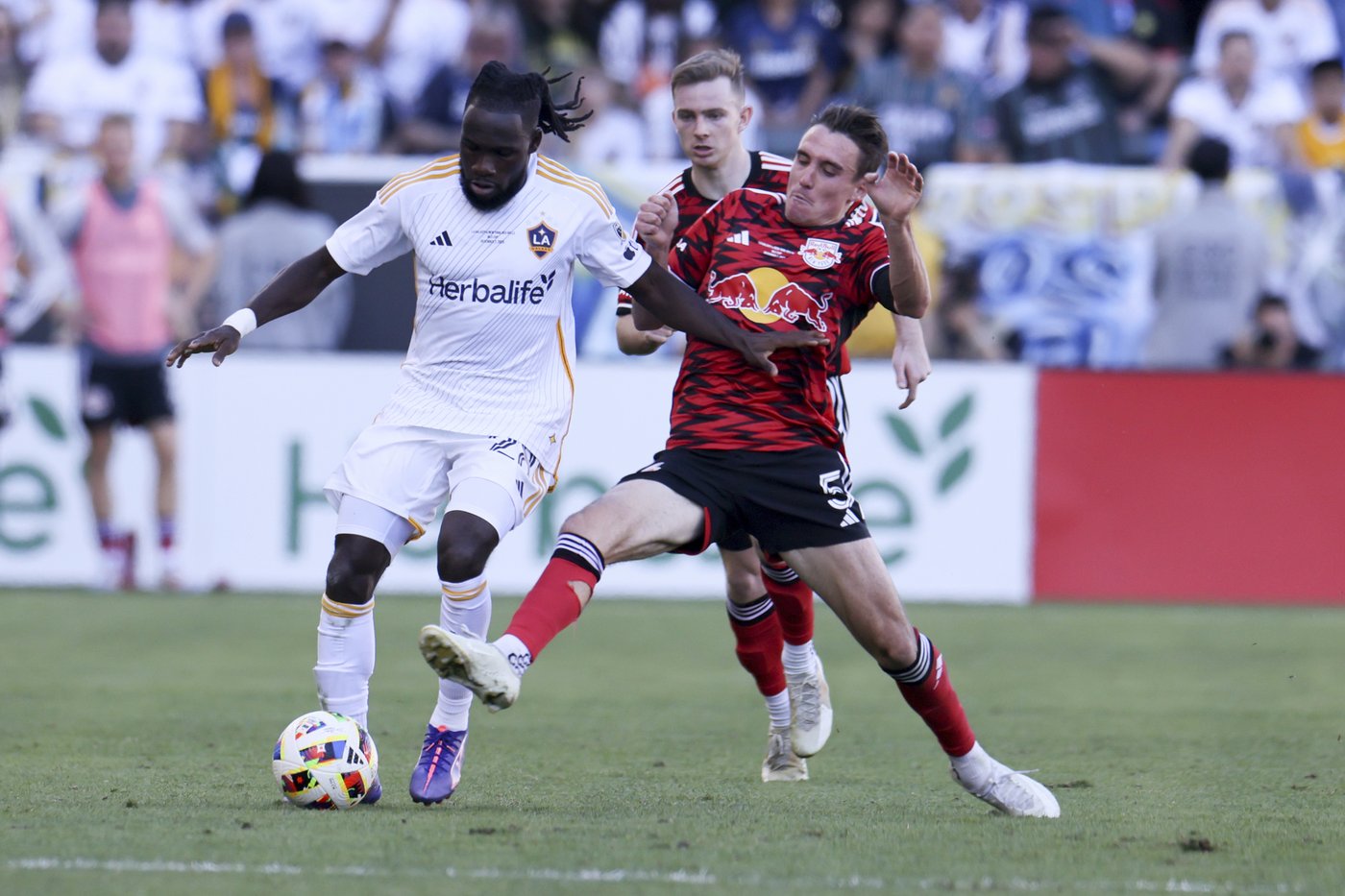 LA Galaxy strike early, hold off New York Red Bulls 2-1 to win their record 6th MLS Cup championship | iNFOnews.ca LA Galaxy strike early, hold off New York Red Bulls 2-1 to win their record 6th MLS Cup championship | iNFOnews.ca
