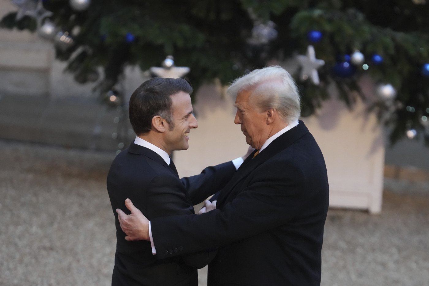 Trump is welcomed by Macron to Paris with presidential pomp and joined by Zelenskyy for their talks | iNFOnews.ca