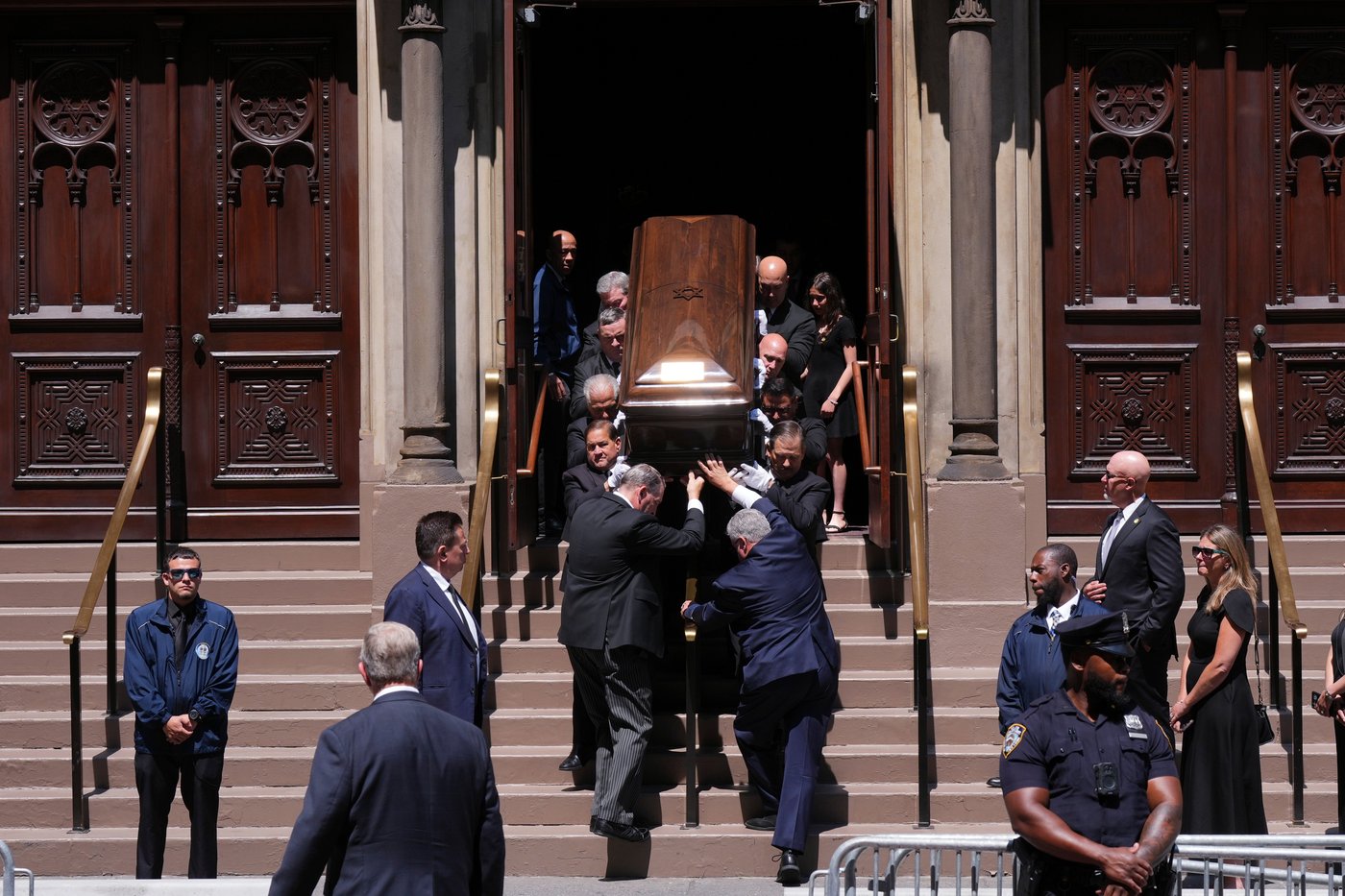 Star-maker Clive Davis honored at funeral that draws Bruce Springsteen, Dionne Warwick and others | iNFOnews.ca