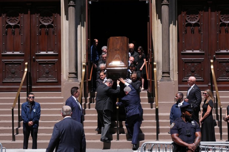 Star-maker Clive Davis honored at funeral that draws Bruce Springsteen, Dionne Warwick and others | iNFOnews.ca