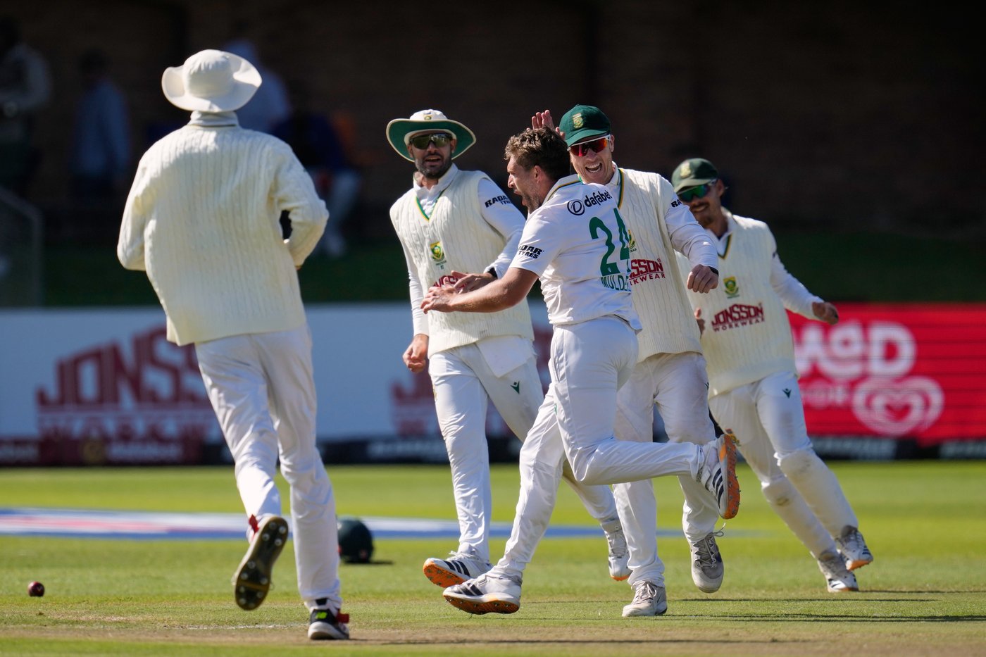 South Africa storms back to beat Australia by an innings and level the test cricket series 1-1 | iNFOnews.ca