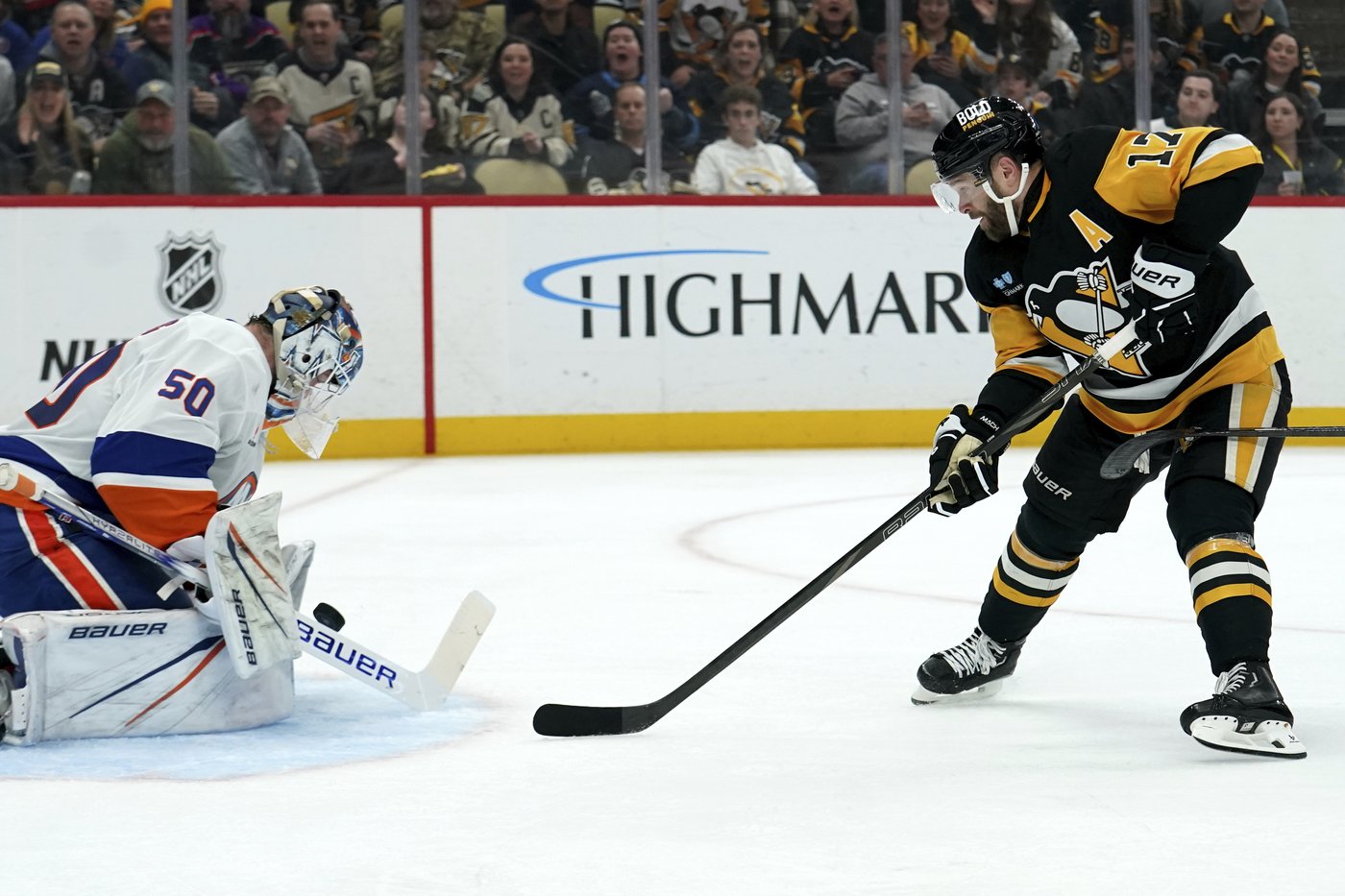 Crosby breaks Lemieux's Penguins career assists record in 3-2 victory over the Islanders | iNFOnews.ca