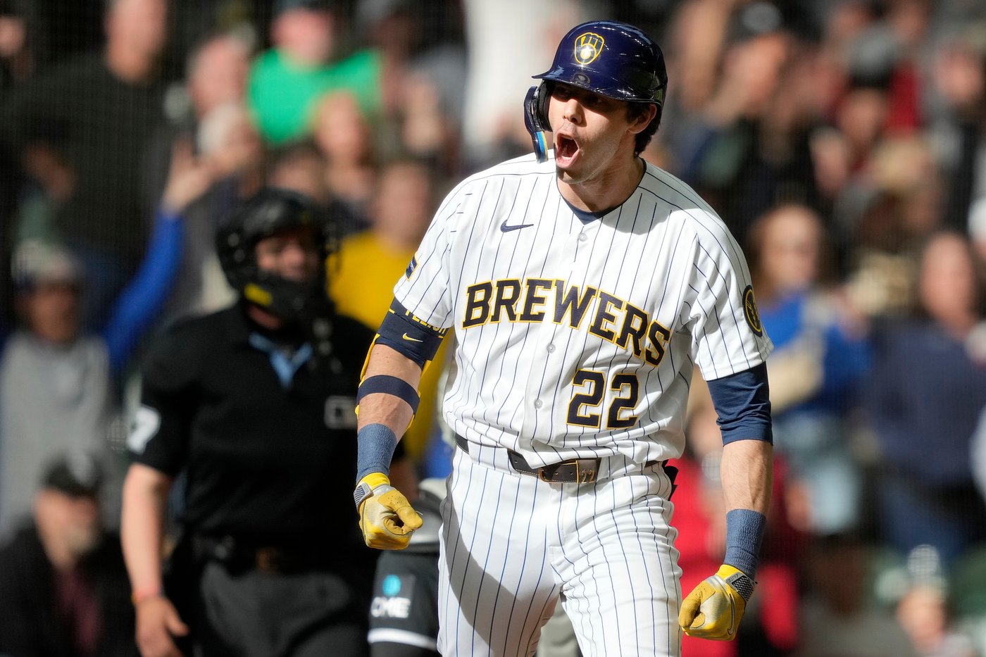 Christian Yelich homers to cap a 6-run rally in the 8th inning as Brewers beat White Sox 9-7 | iNFOnews.ca