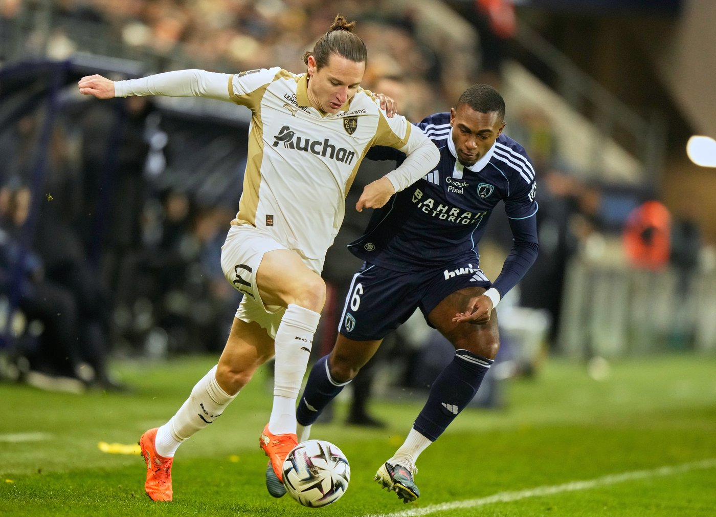 Lens moves 1 point behind PSG in French title race after beating Metz 3-0. Lyon draws with Paris FC | iNFOnews.ca