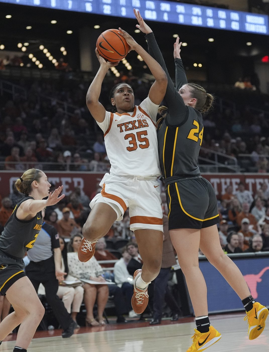 Jones and Booker lead No. 5 Texas past Missouri 70-61 for Longhorns' 18th straight home win | iNFOnews.ca Jones and Booker lead No. 5 Texas past Missouri 70-61 for Longhorns' 18th straight home win | iNFOnews.ca