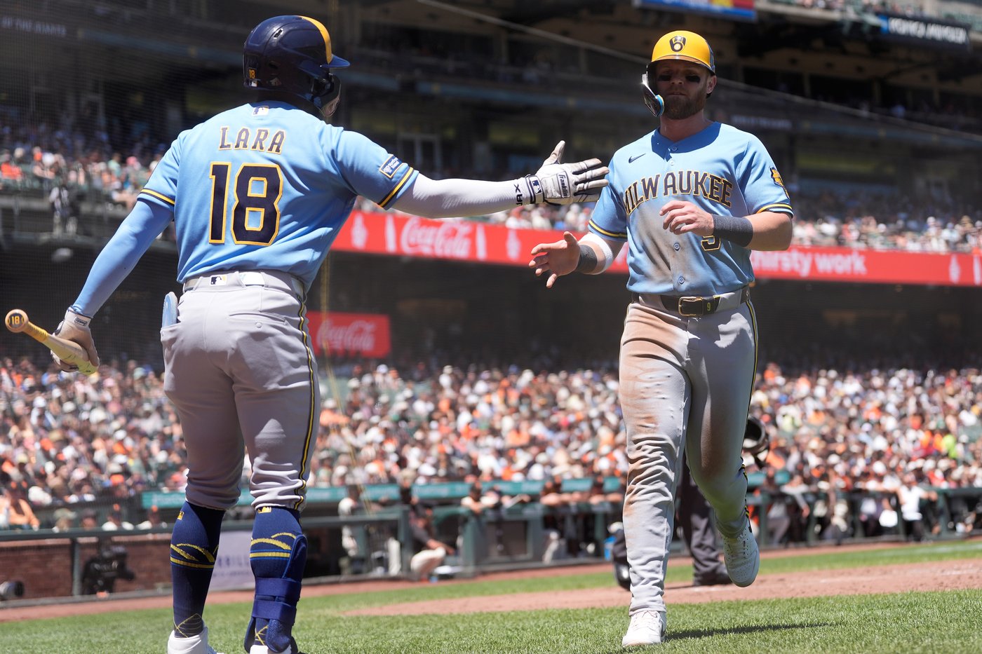Arraez and Susac help the Giants rout the Brewers 16-3 | iNFOnews.ca