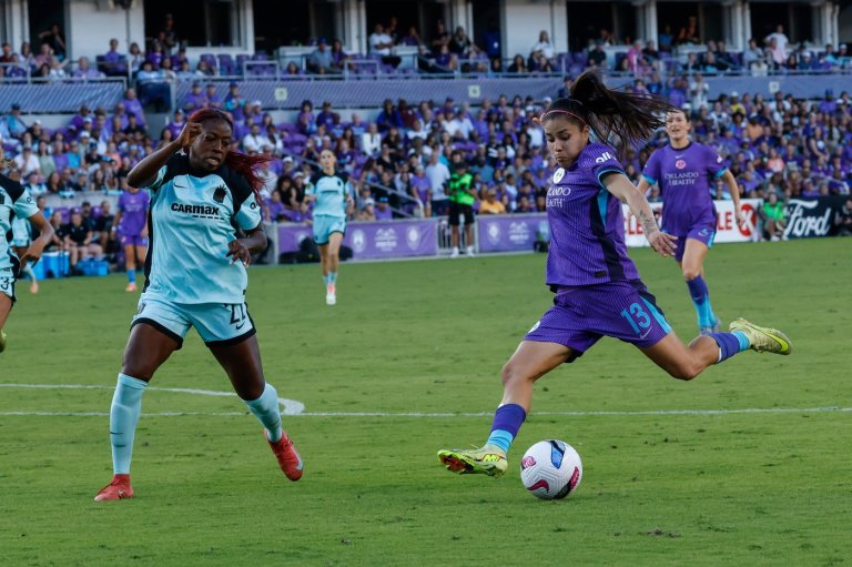FIFA awards for best goals won by Ovalle’s scorpion kick and Montiel's overhead shot | iNFOnews.ca