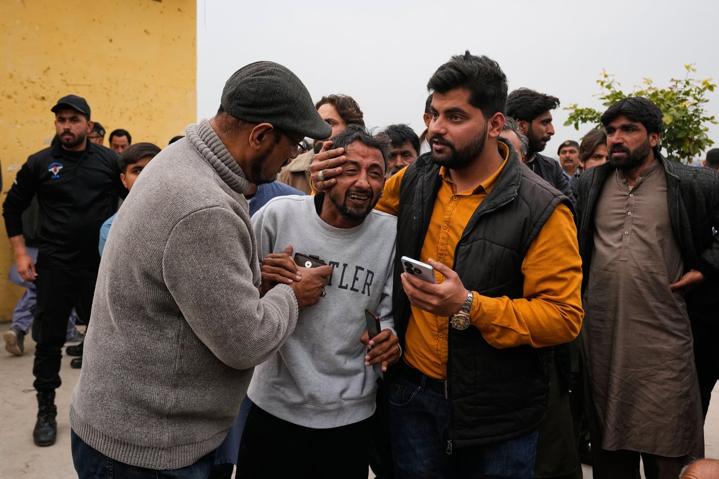 Suicide bombing at a Shiite mosque on Islamabad's outskirts kills at least 31 and wounds scores | iNFOnews.ca Suicide bombing at a Shiite mosque on Islamabad's outskirts kills at least 31 and wounds scores | iNFOnews.ca