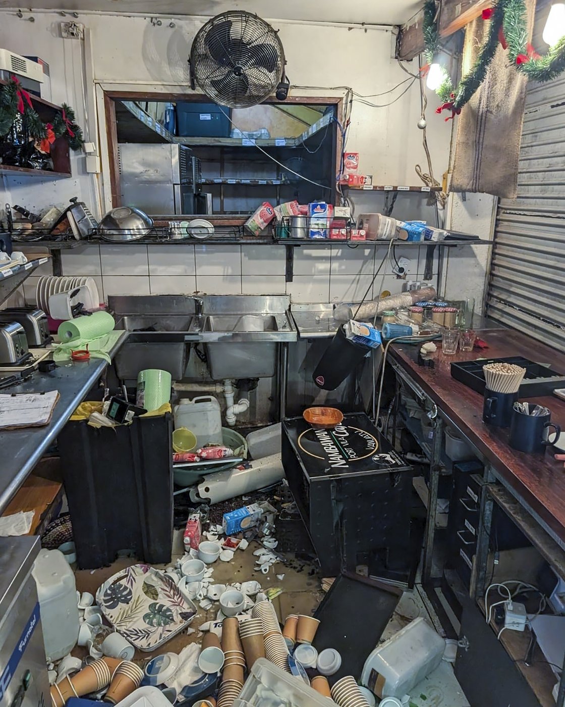 Rescuers dig for survivors of Vanuatu earthquake with no water and unclear death toll | iNFOnews.ca