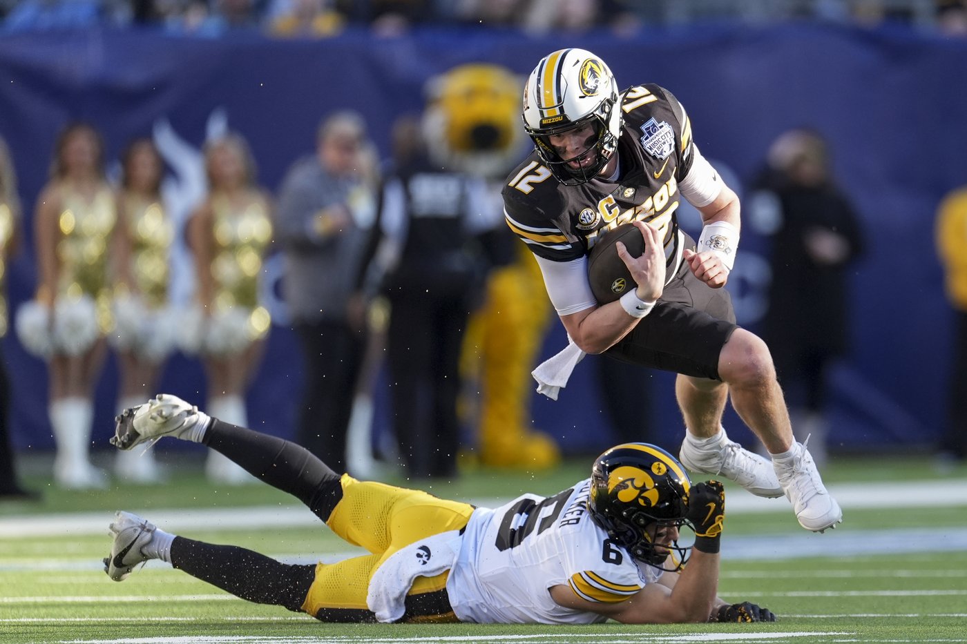 No. 23 Missouri rallies from 10 down, beats Iowa 27-24 in the Music City Bowl | iNFOnews.ca No. 23 Missouri rallies from 10 down, beats Iowa 27-24 in the Music City Bowl | iNFOnews.ca
