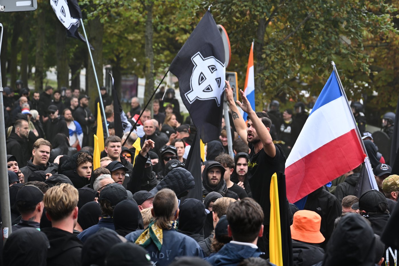 Dutch riot police break up far-right protest in The Hague after violence erupts | iNFOnews.ca Dutch riot police break up far-right protest in The Hague after violence erupts | iNFOnews.ca