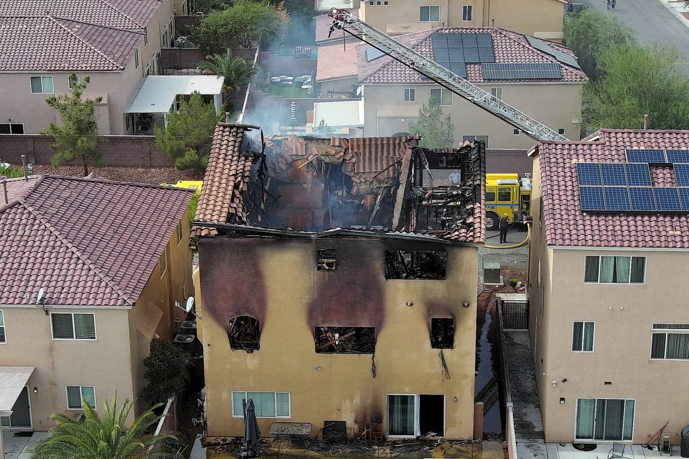 Mom and child jumped from a window to escape a Las Vegas fire that killed 2 children and 2 adults | iNFOnews.ca Mom and child jumped from a window to escape a Las Vegas fire that killed 2 children and 2 adults | iNFOnews.ca