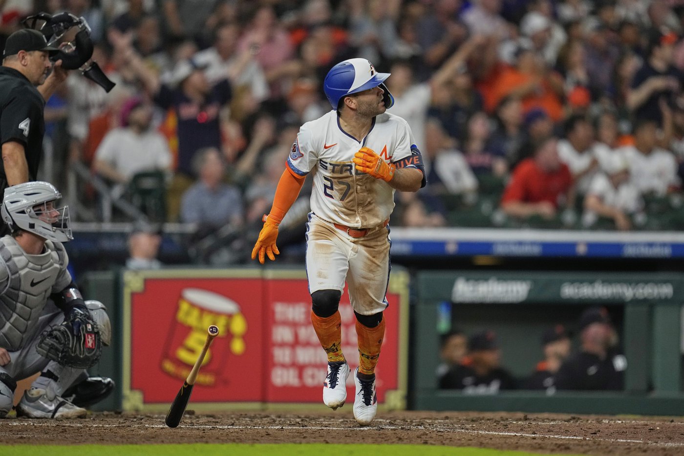 Altuve and Walker each hit a 2-run homer to help the Astros beat the Tigers 8-5 | iNFOnews.ca Altuve and Walker each hit a 2-run homer to help the Astros beat the Tigers 8-5 | iNFOnews.ca