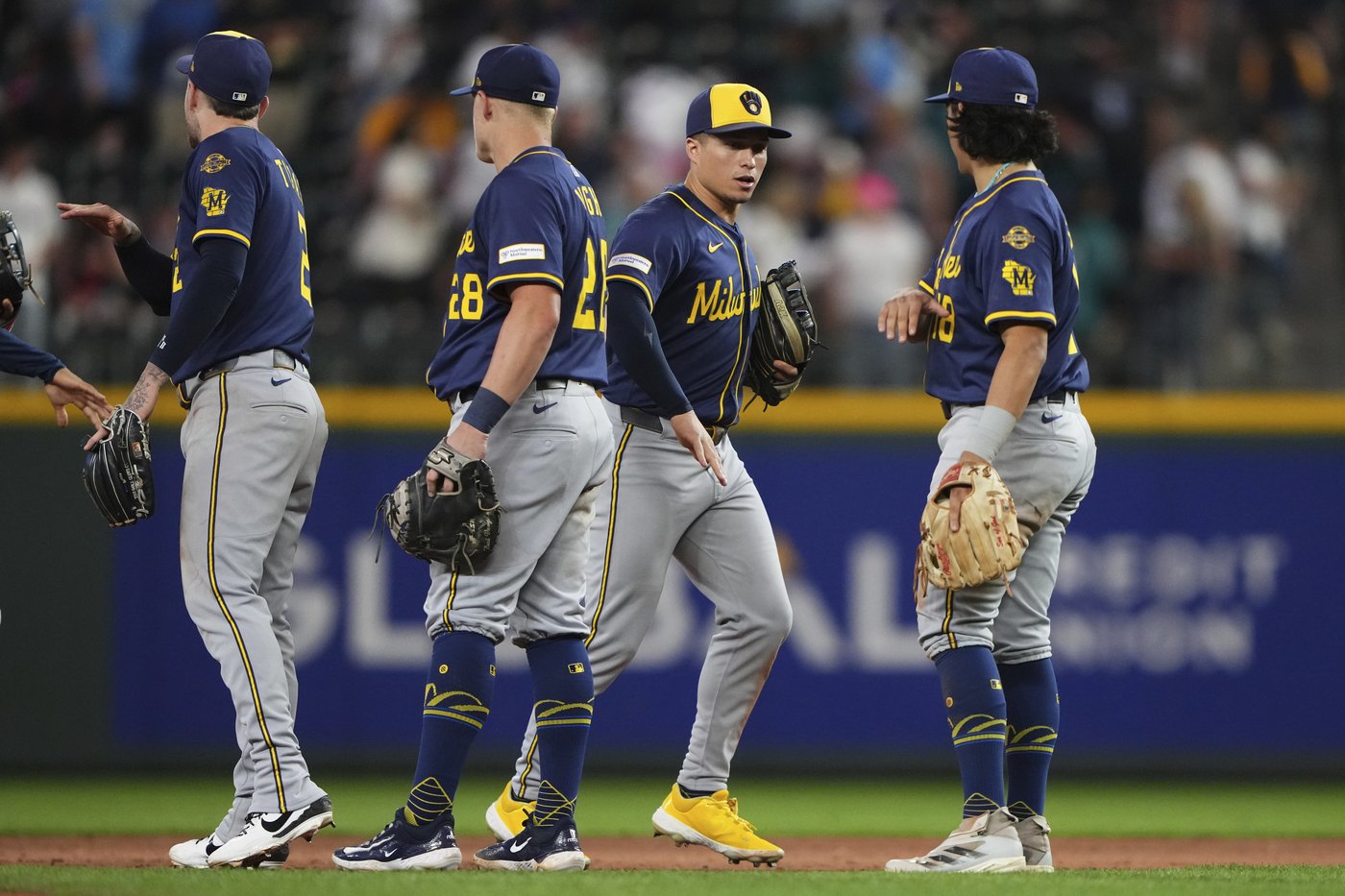 Brewers become first NL team to reach 60 victories, riding 11-game win streak | iNFOnews.ca