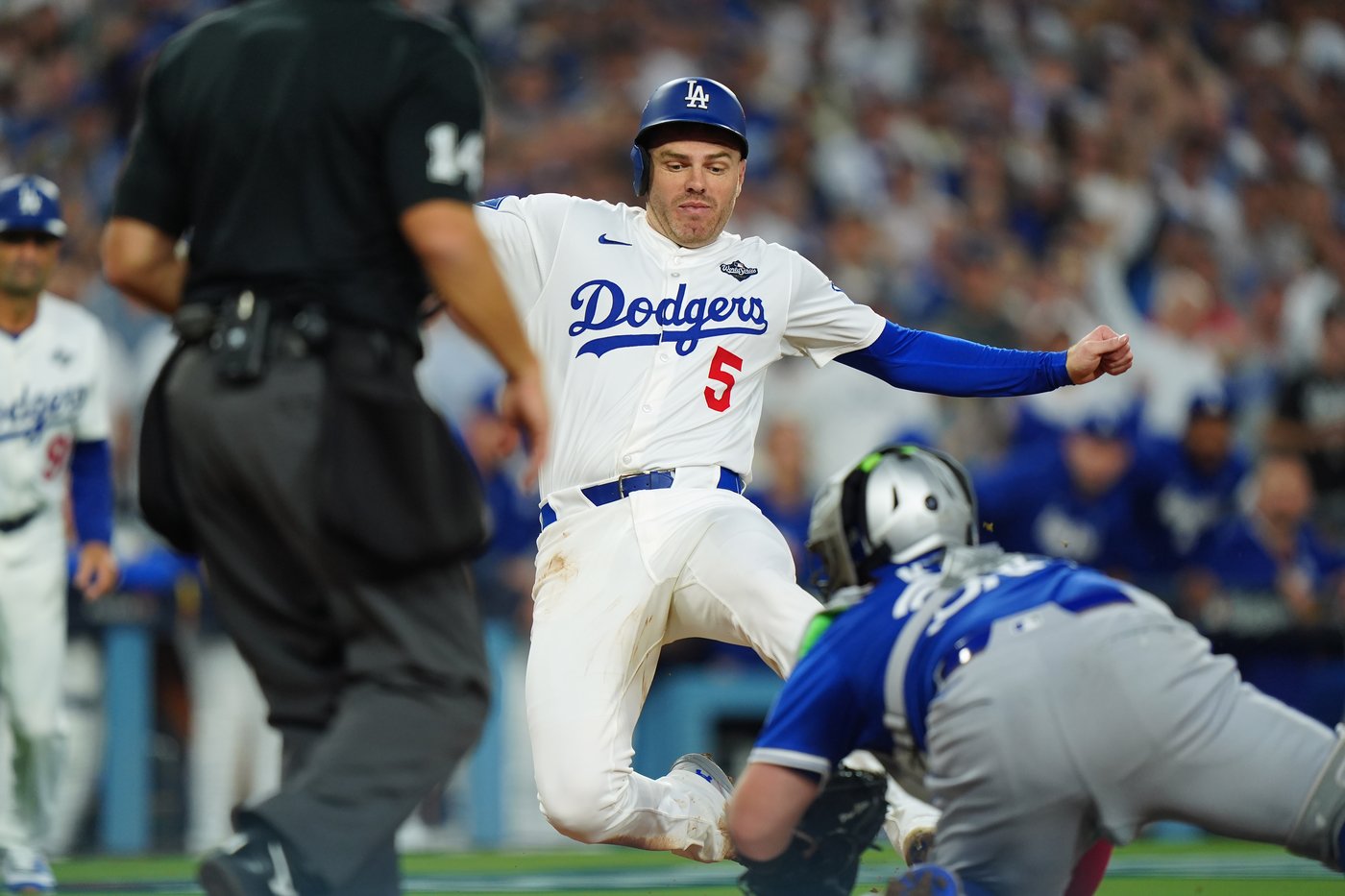 Photo Gallery: Dodgers outlast Jays 6-5 in 18-inning marathon World Series Game 3 | iNFOnews.ca