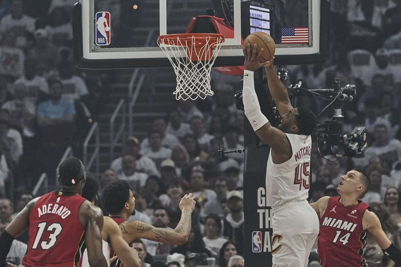 Mitchell, Jerome help Cavaliers rout Heat 121-100 in Game 1 of 1st-round series | iNFOnews.ca