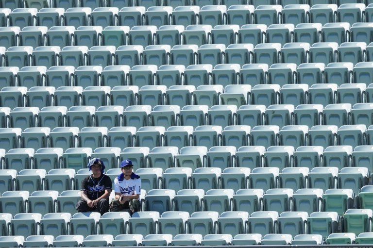 Blazing triple-digit heat bears down on Braves-Dodgers NLDS opener in Los Angeles | iNFOnews.ca