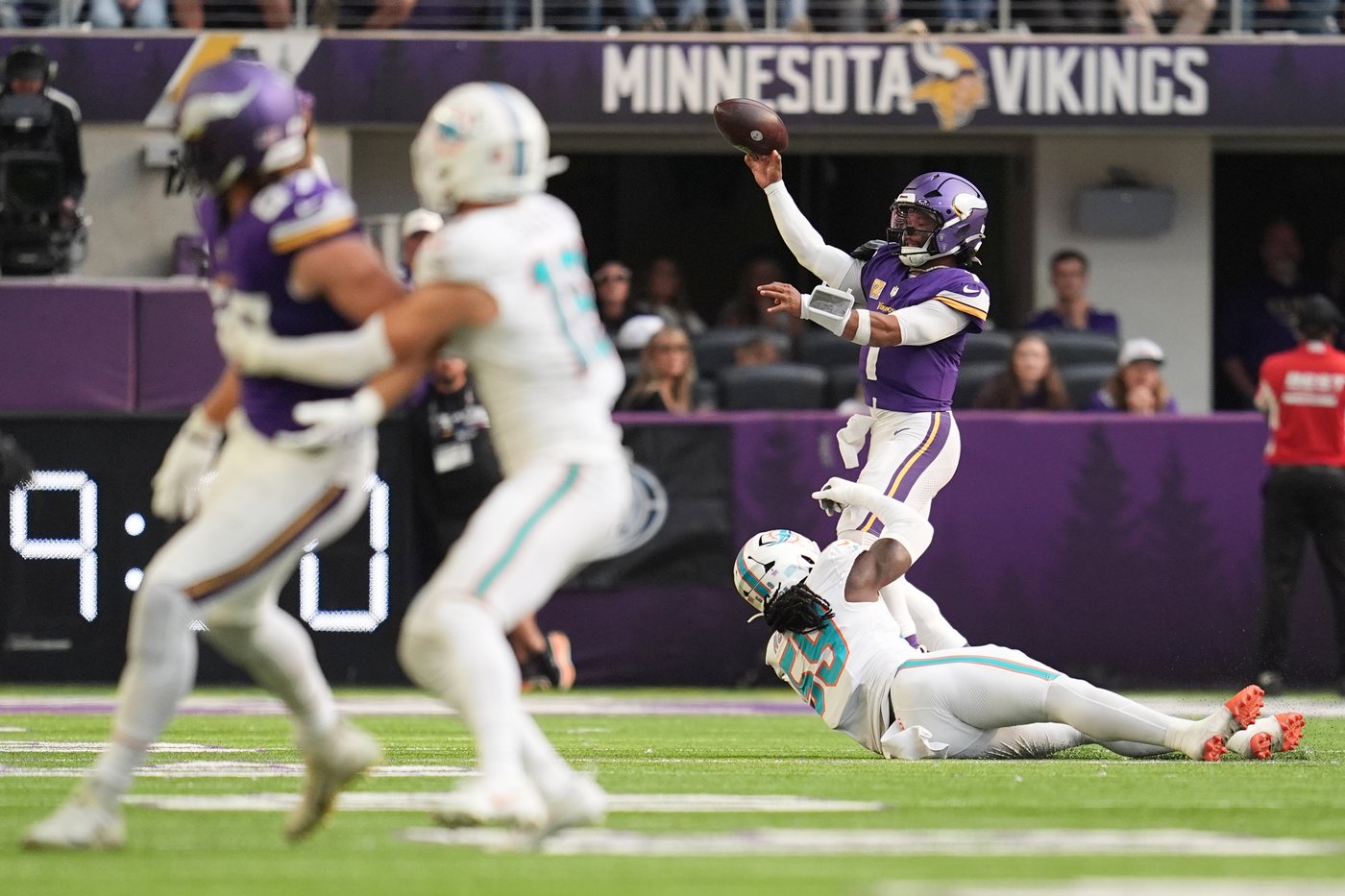 Unbeaten Vikings keep Dolphins winless with dominant defense, Reichard's kicks, Hockenson's catches | iNFOnews.ca