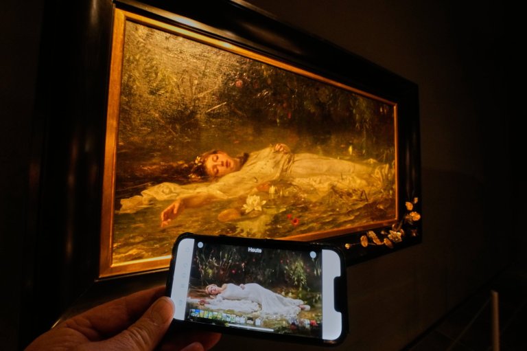 Taylor Swift fans flood German museum to see painting echoing her hit video 'The Fate of Ophelia' | iNFOnews.ca