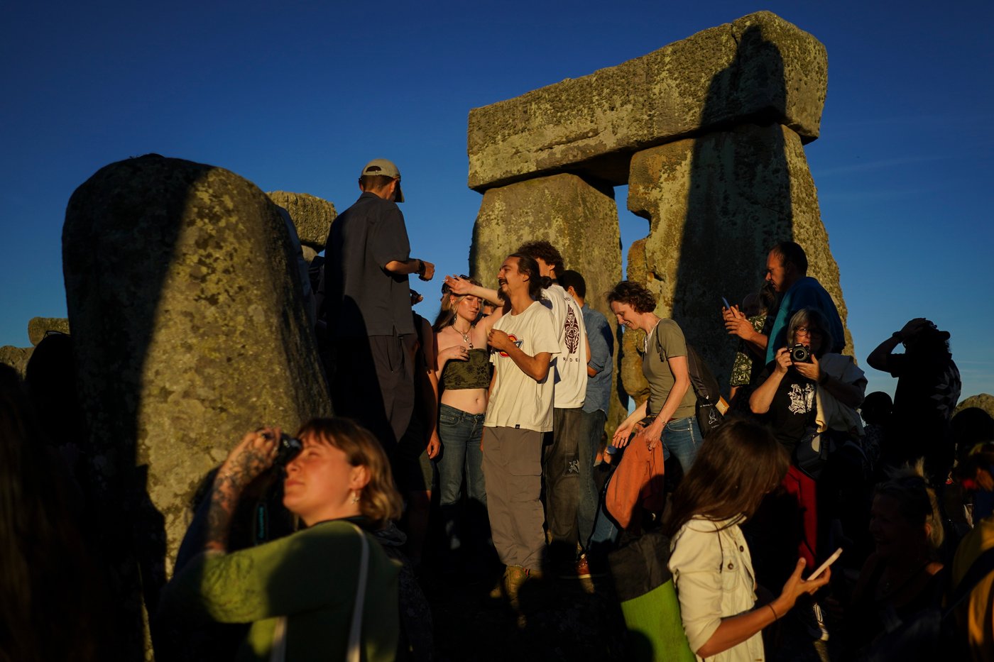Welcoming the longest day at Stonehenge, in photos | iNFOnews.ca