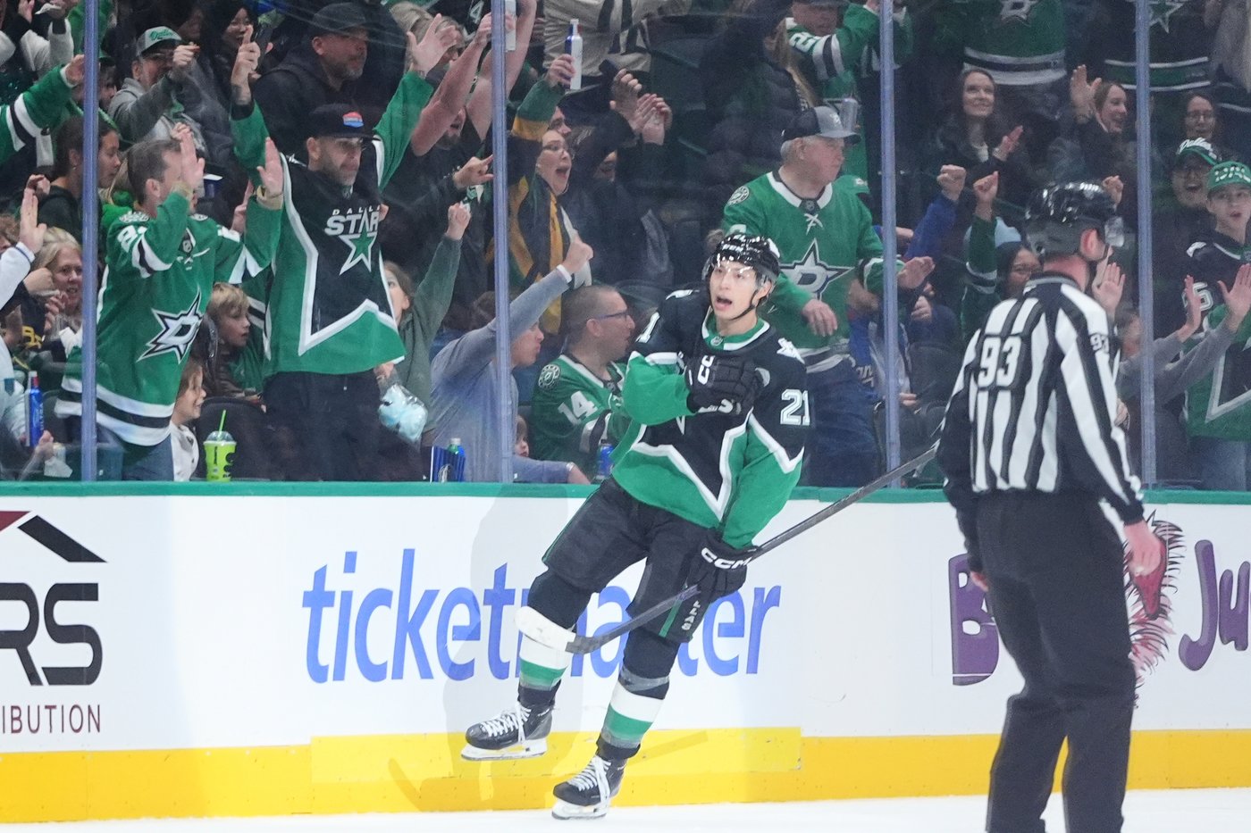 Nathan MacKinnon named NHL's first star of month as Avalanche dominate November | iNFOnews.ca