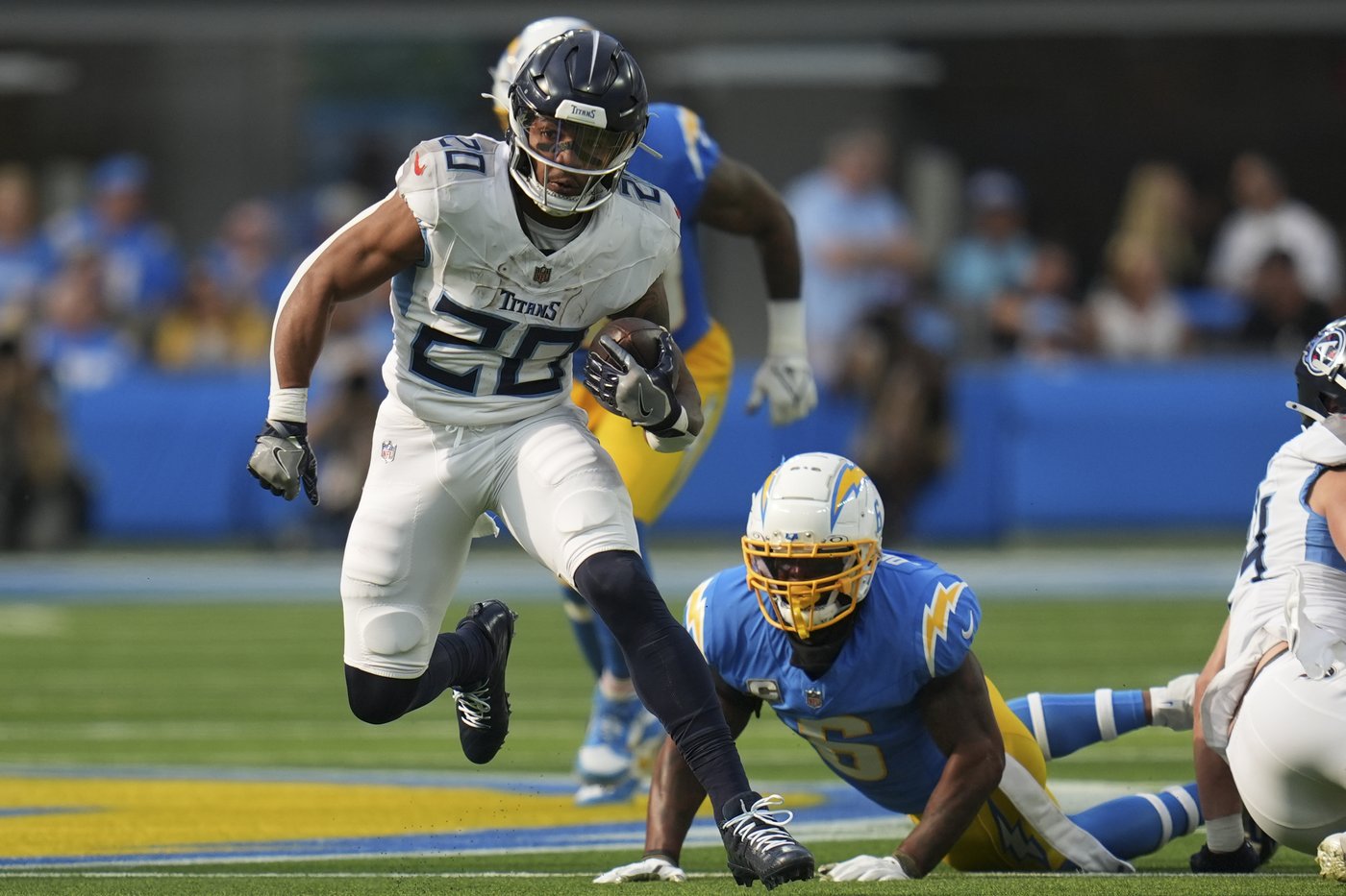 Justin Herbert has TDs passing and rushing as Chargers beat Titans 27-17 for 3rd straight win | iNFOnews.ca