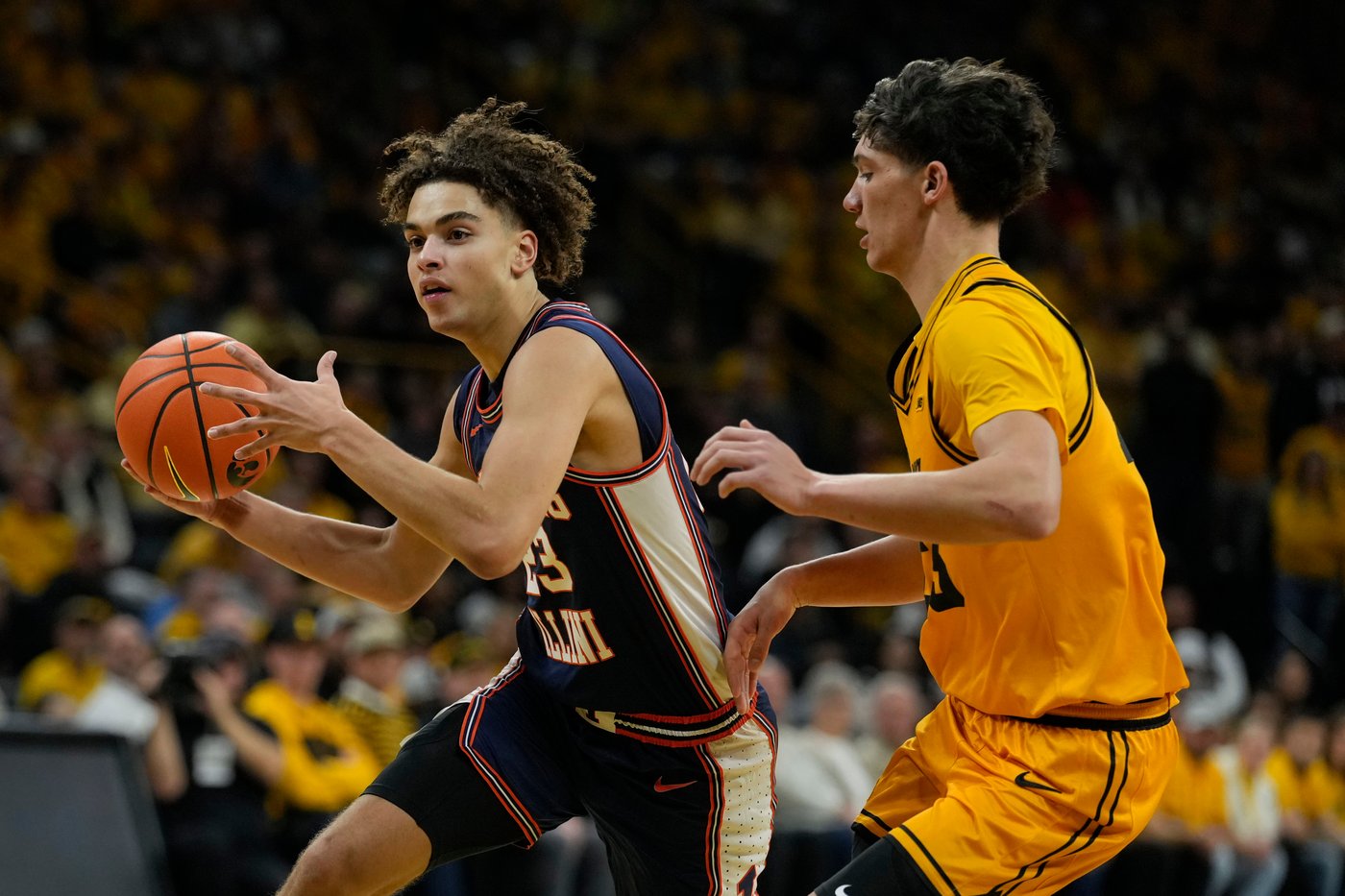 No. 16 Illinois builds big early lead, then holds off No. 19 Iowa, 75-69 | iNFOnews.ca No. 16 Illinois builds big early lead, then holds off No. 19 Iowa, 75-69 | iNFOnews.ca