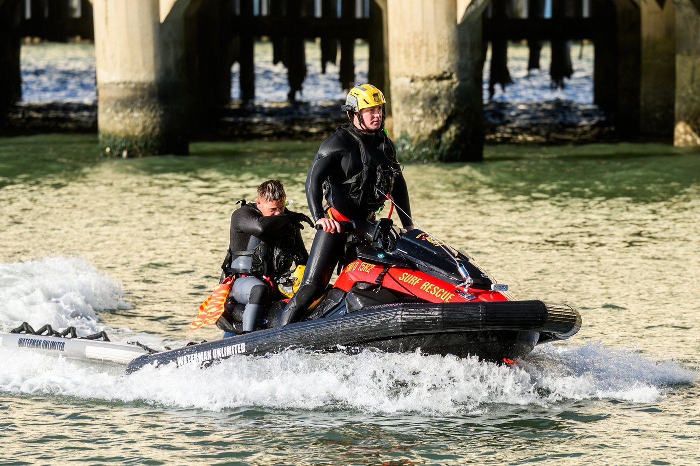 Search and rescue operation for a sunken pontoon boat near Alcatraz Island, in photos | iNFOnews.ca