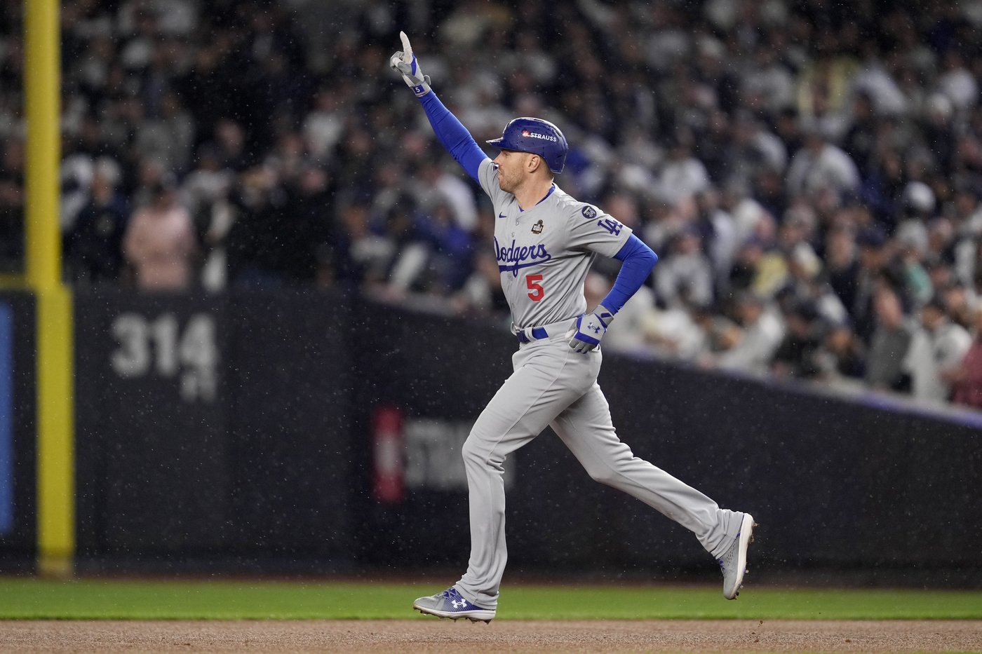 Freddie Freeman homers again for Dodgers early in Game 4 to set a pair of World Series records | iNFOnews.ca