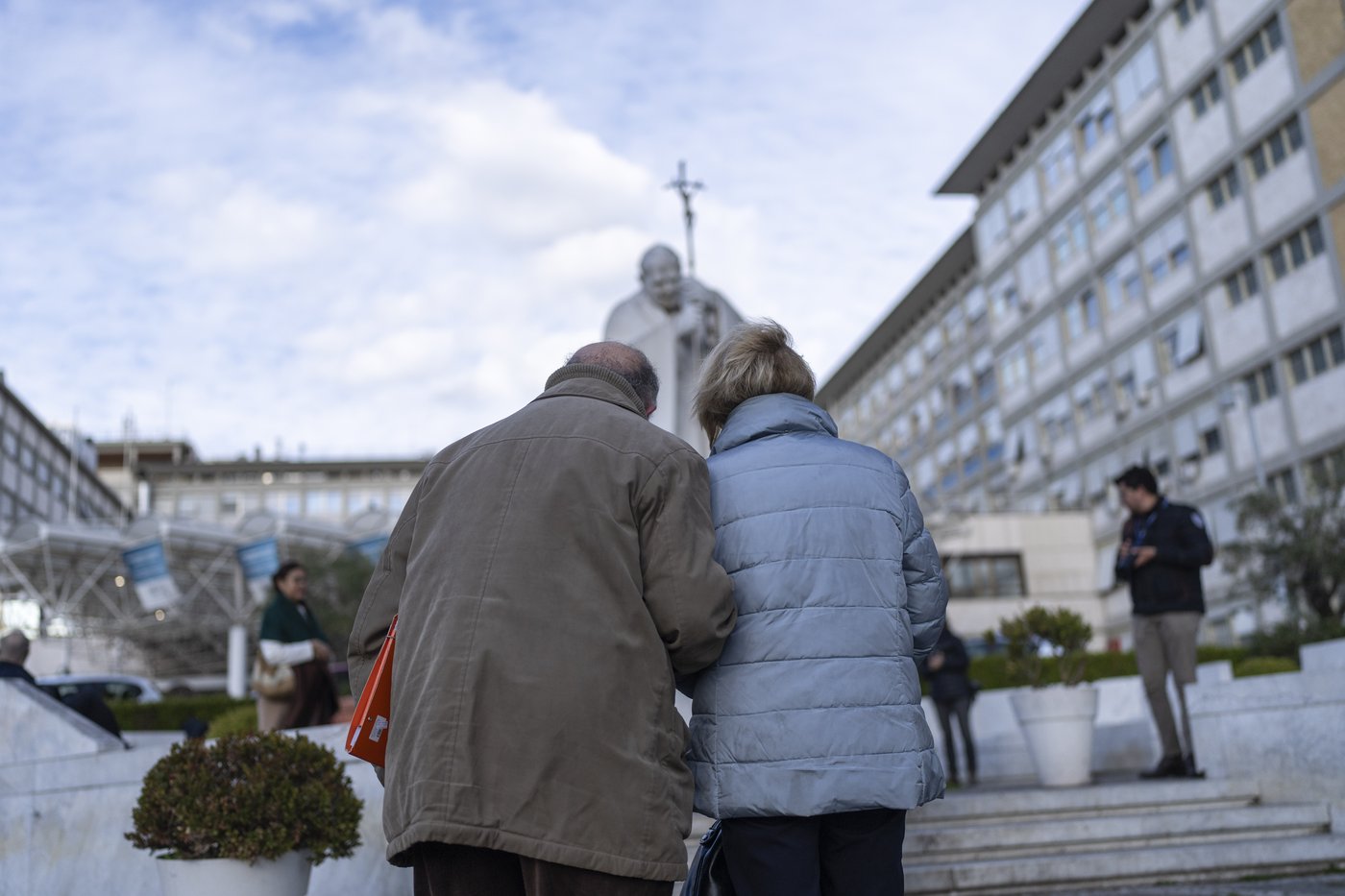 Pope had coughing fit, inhaled vomit and now requires assisted ventilation, Vatican says | iNFOnews.ca