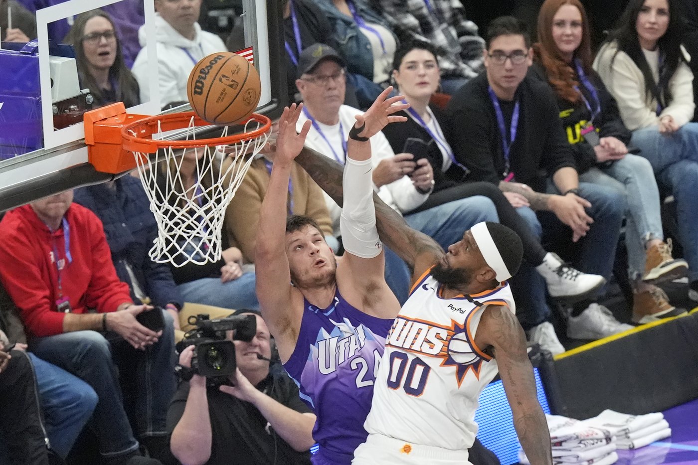 Devin Booker and Kevin Durant lead the Suns past the Jazz, 134-126 | iNFOnews.ca