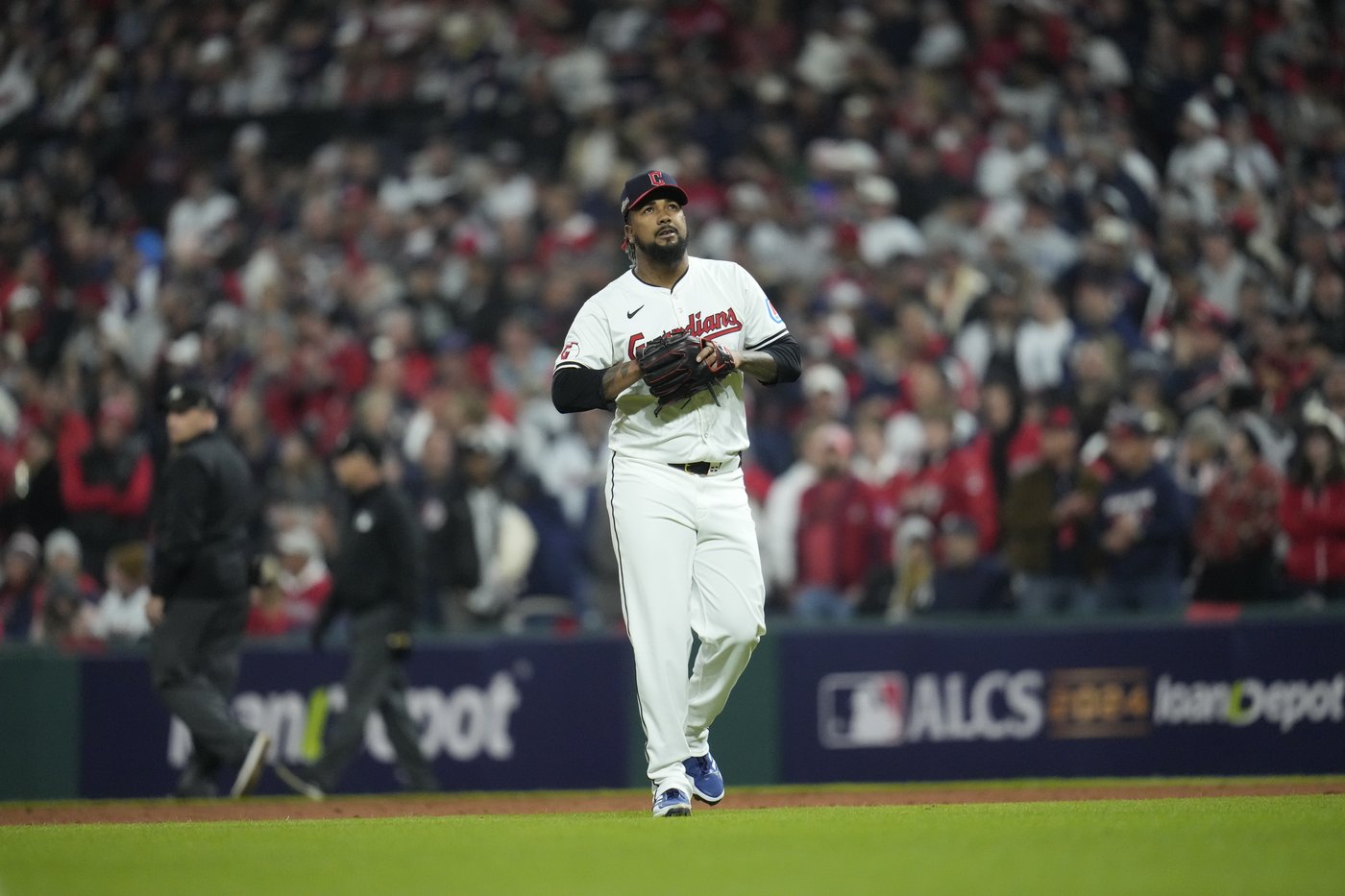 Cleveland closer Clase stumbles again as Yankees score 2 runs in ninth off All-Star in 8-6 ALCS win | iNFOnews.ca Cleveland closer Clase stumbles again as Yankees score 2 runs in ninth off All-Star in 8-6 ALCS win | iNFOnews.ca