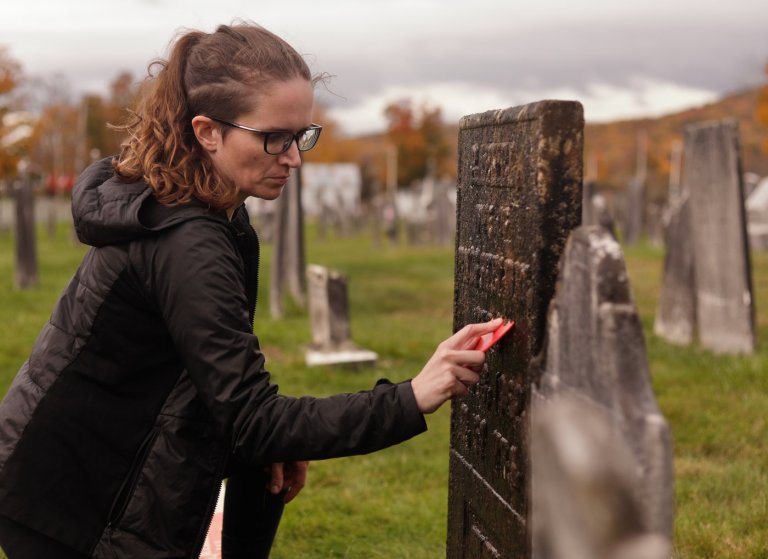 A Vermont woman scrubs grime from gravestones and researches who is buried there | iNFOnews.ca