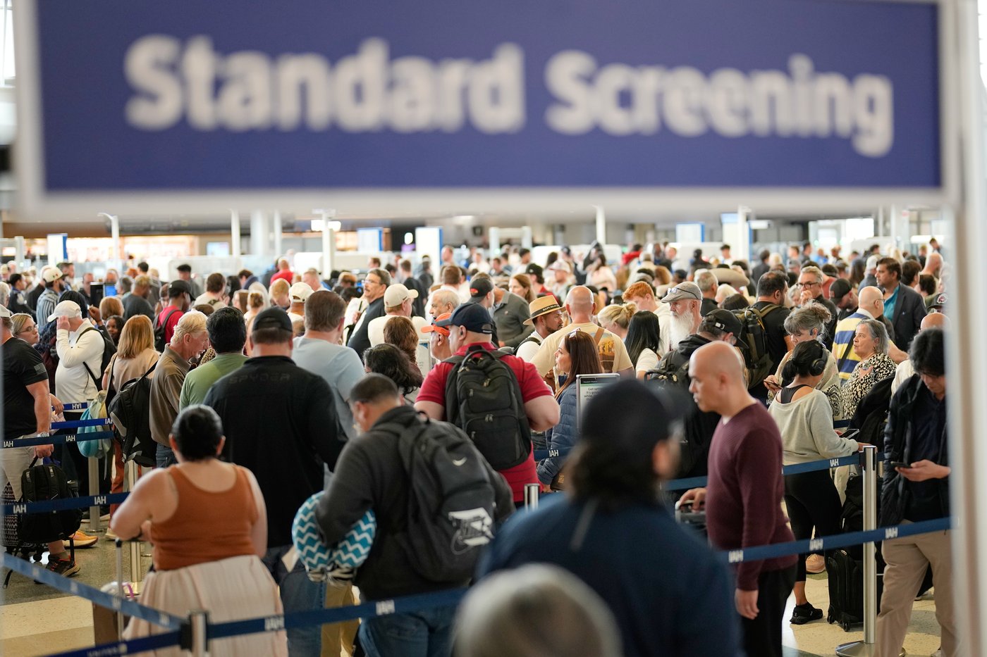 Houston airport has become a symbol for the shutdown's impacts on air travel | iNFOnews.ca