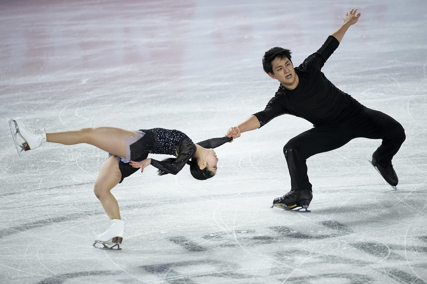 Amber Glenn takes the lead in Grand Prix Final figure skating after Kaori Sakamoto falls | iNFOnews.ca