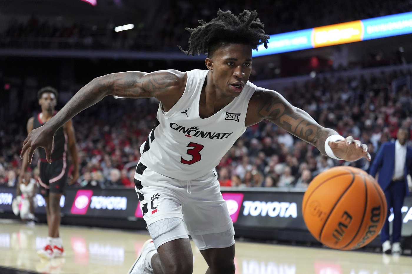 Simas Lukosius, Jizzle James each score 19 points and No. 17 Cincinnati beats Nicholls State 86-49 | iNFOnews.ca