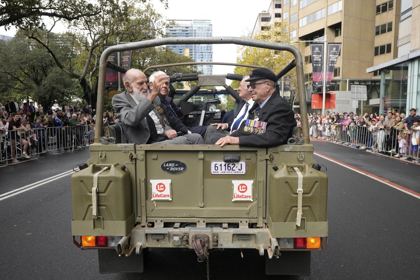 Australians and New Zealanders commemorate war dead on Anzac Day | iNFOnews.ca