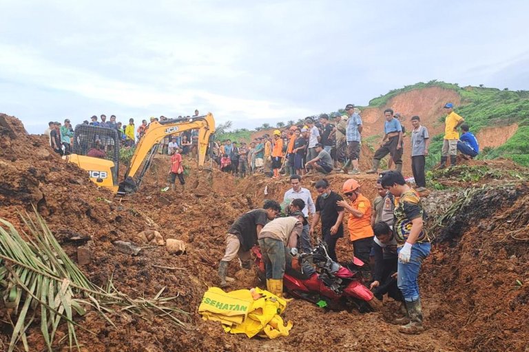 Death toll from floods and landslides on Indonesia's Sumatra island rises to 248, authorities say | iNFOnews.ca