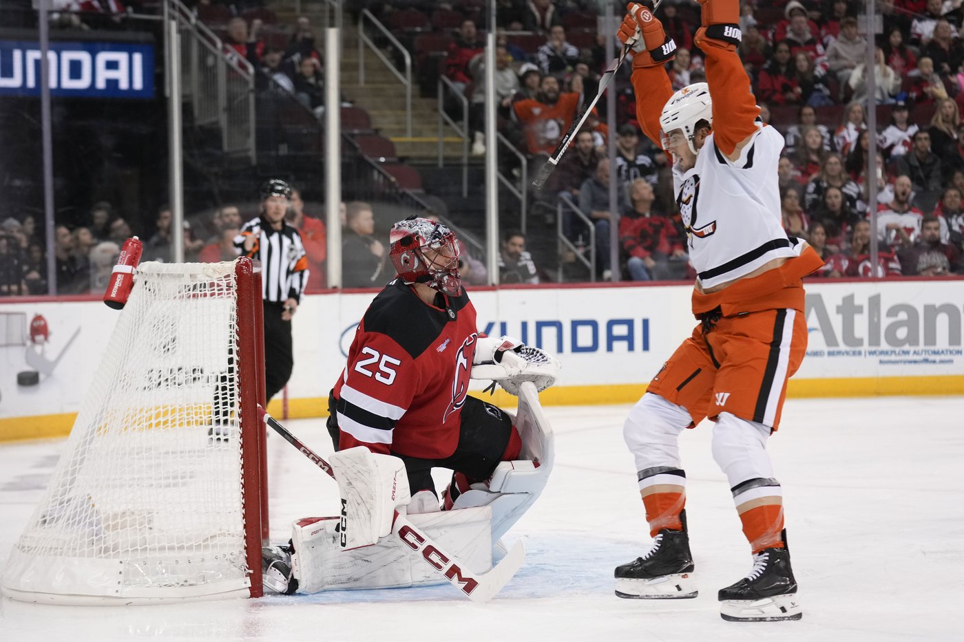Noesen scores twice, Markstrom makes 24 saves as Devils defeat Ducks 6-2 at home | iNFOnews.ca Noesen scores twice, Markstrom makes 24 saves as Devils defeat Ducks 6-2 at home | iNFOnews.ca