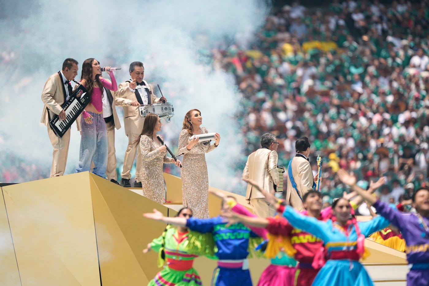 Shakira, Andrea Bocelli and Salma Hayek kick-start the World Cup at opening ceremony in Mexico City | iNFOnews.ca Shakira, Andrea Bocelli and Salma Hayek kick-start the World Cup at opening ceremony in Mexico City | iNFOnews.ca