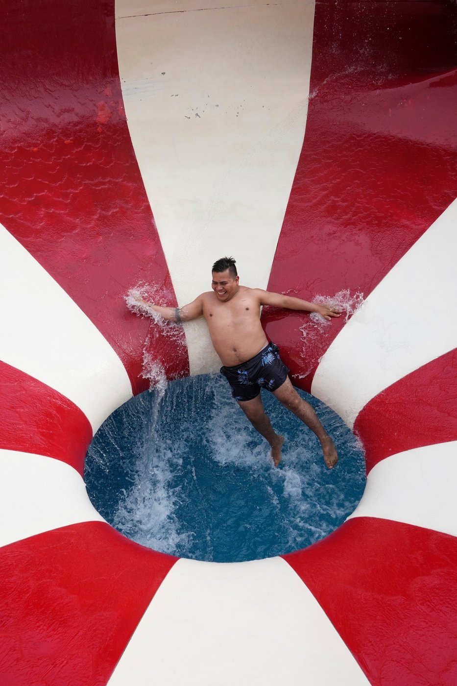 See the world in vertical: Top photos by AP photojournalists | iNFOnews.ca