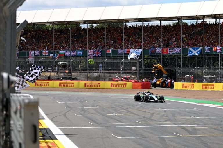 Kimi Antonelli beats Lewis Hamilton in sprint race at F1's British Grand Prix | iNFOnews.ca