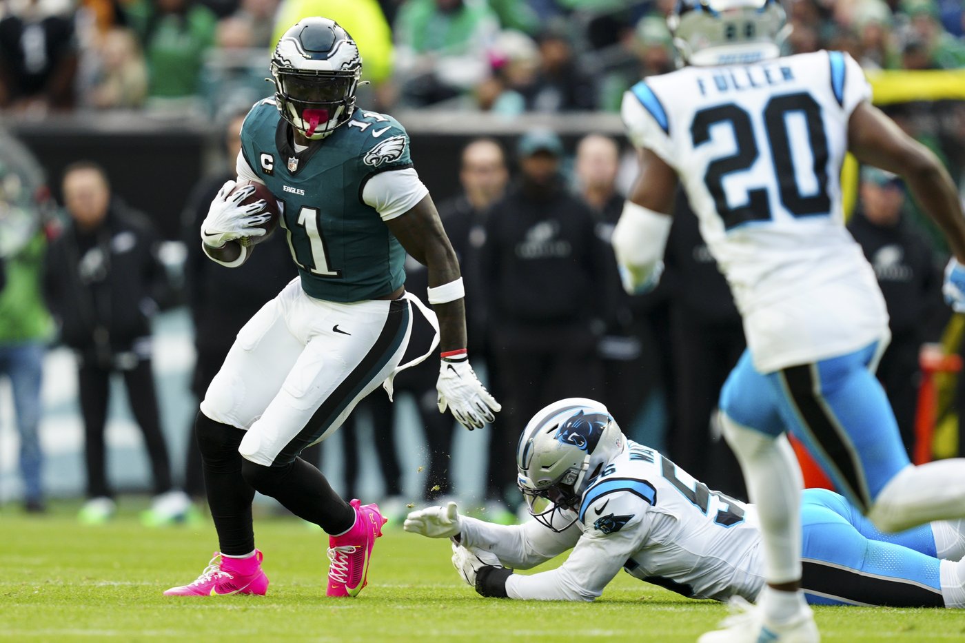 Eagles receivers Smith and Brown complain about vanishing pass offense during winning streak | iNFOnews.ca