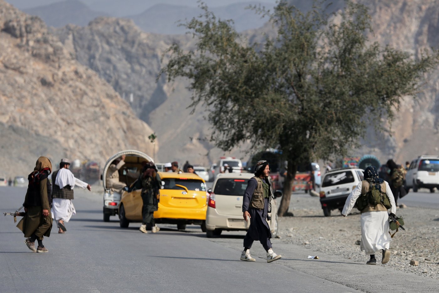 Afghanistan's soldiers guard the border with Pakistan as both countries trade attacks, in photos | iNFOnews.ca