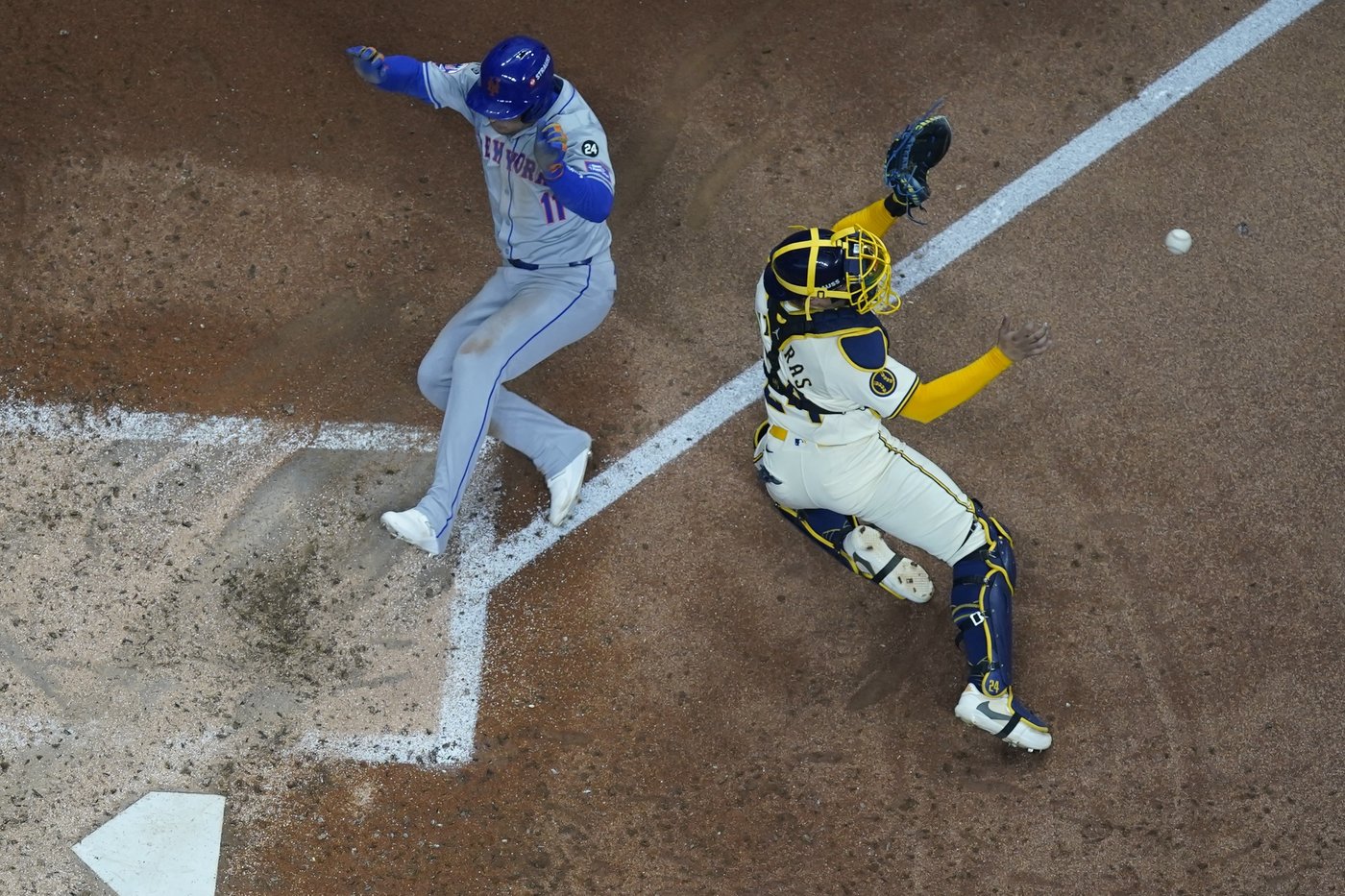 Mets continue wild ride with 8-4 win over Brewers in playoff opener | iNFOnews.ca