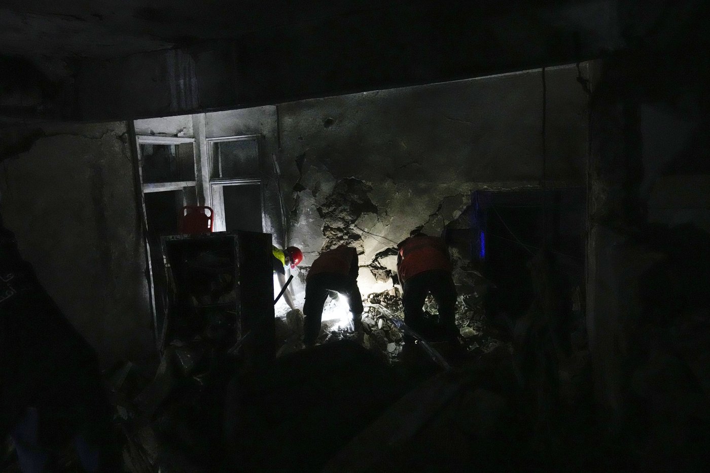 Israeli airstrike hits central Beirut near key government buildings and embassies | iNFOnews.ca