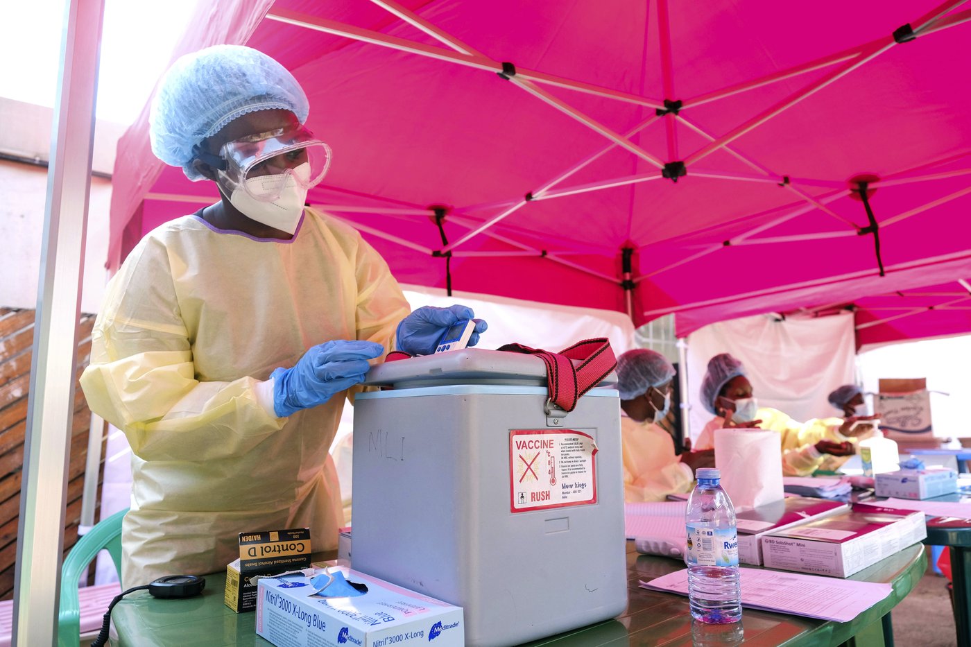 Uganda begins Ebola vaccine trial after new outbreak kills a nurse and infects 2 other people | iNFOnews.ca Uganda begins Ebola vaccine trial after new outbreak kills a nurse and infects 2 other people | iNFOnews.ca
