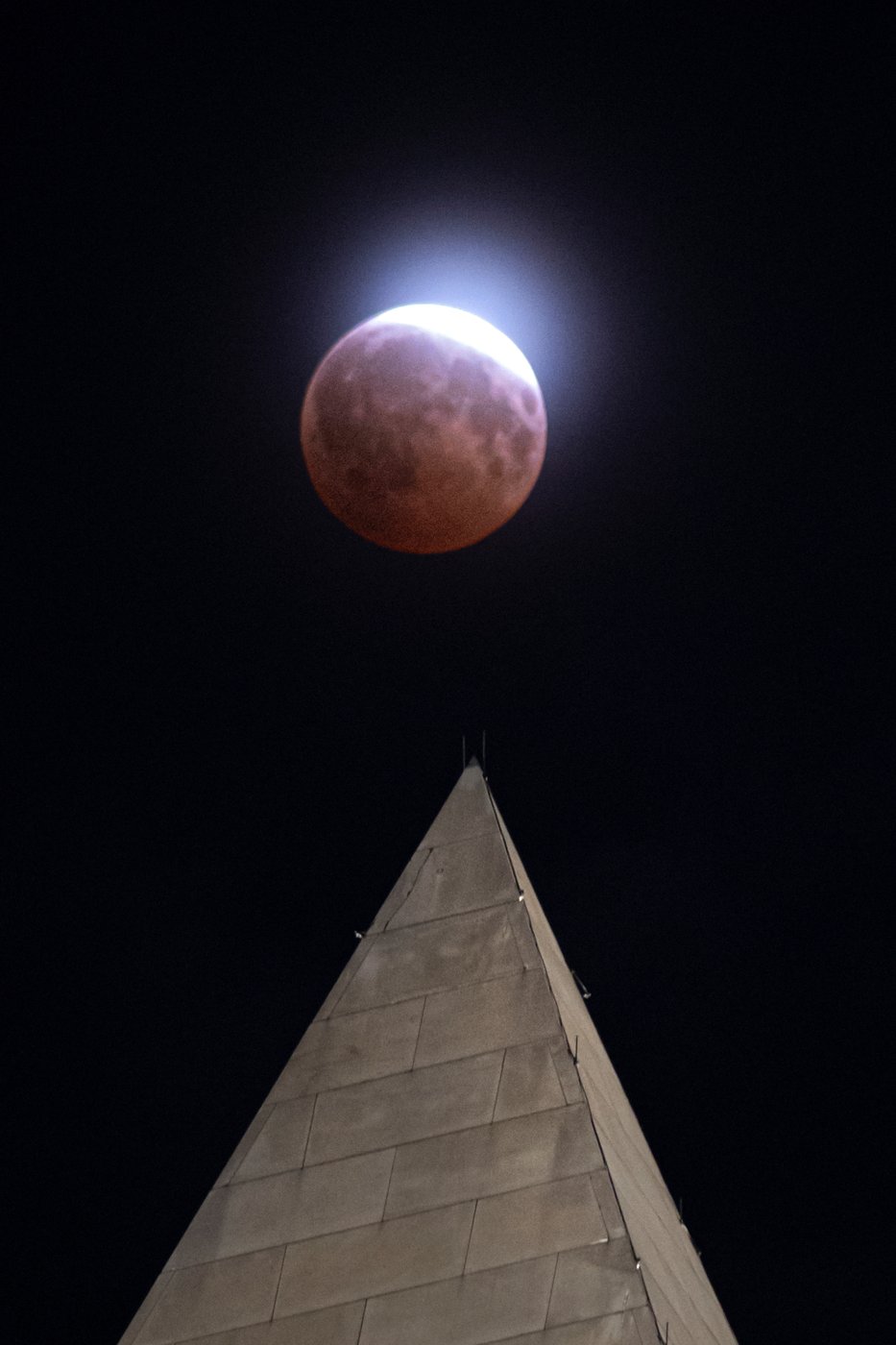 A lunar eclipse lights up skies across the Americas. in photos | iNFOnews.ca