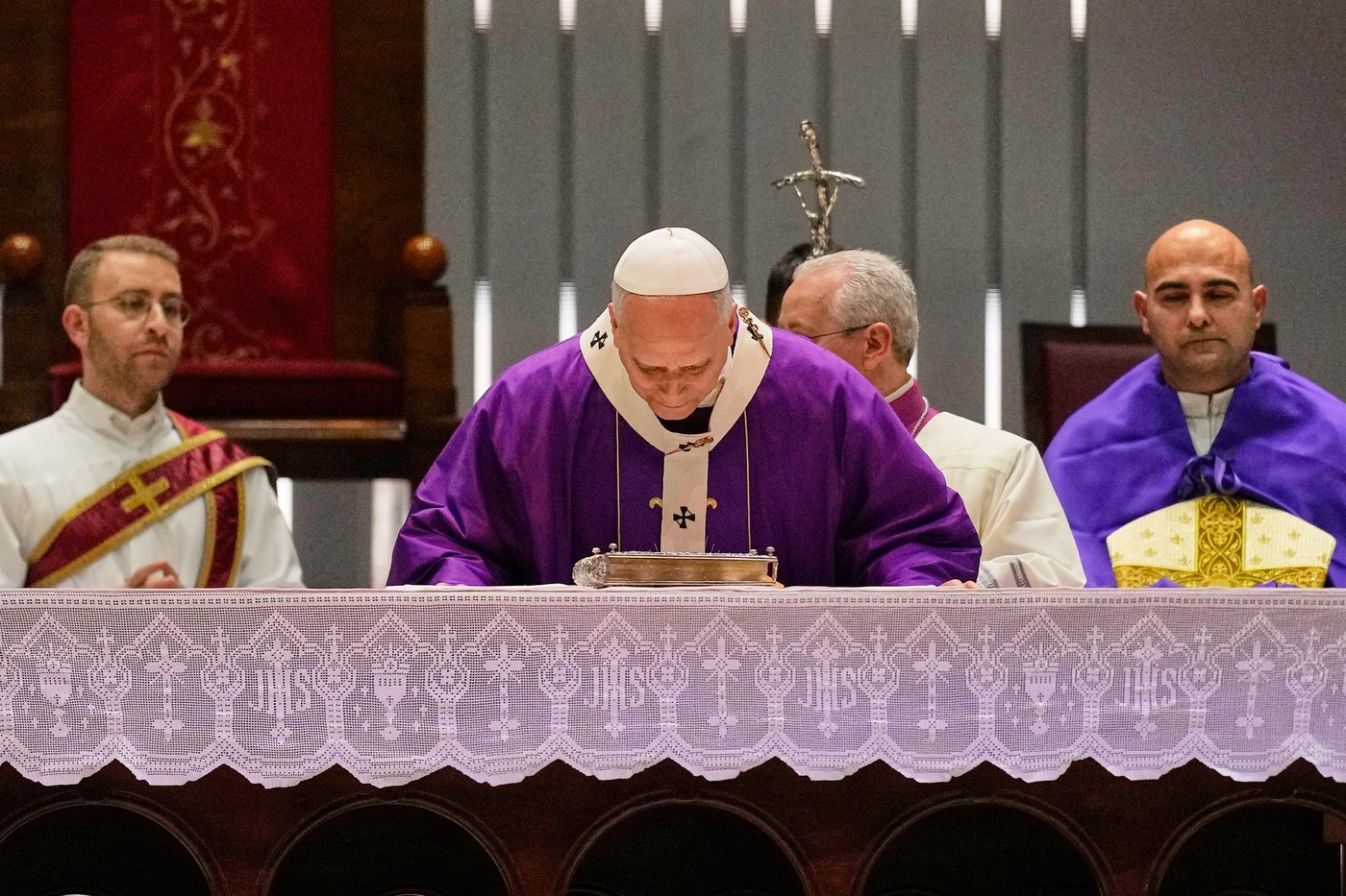 Pope visits Istanbul's Blue Mosque without praying as he focuses on unifying Christians | iNFOnews.ca