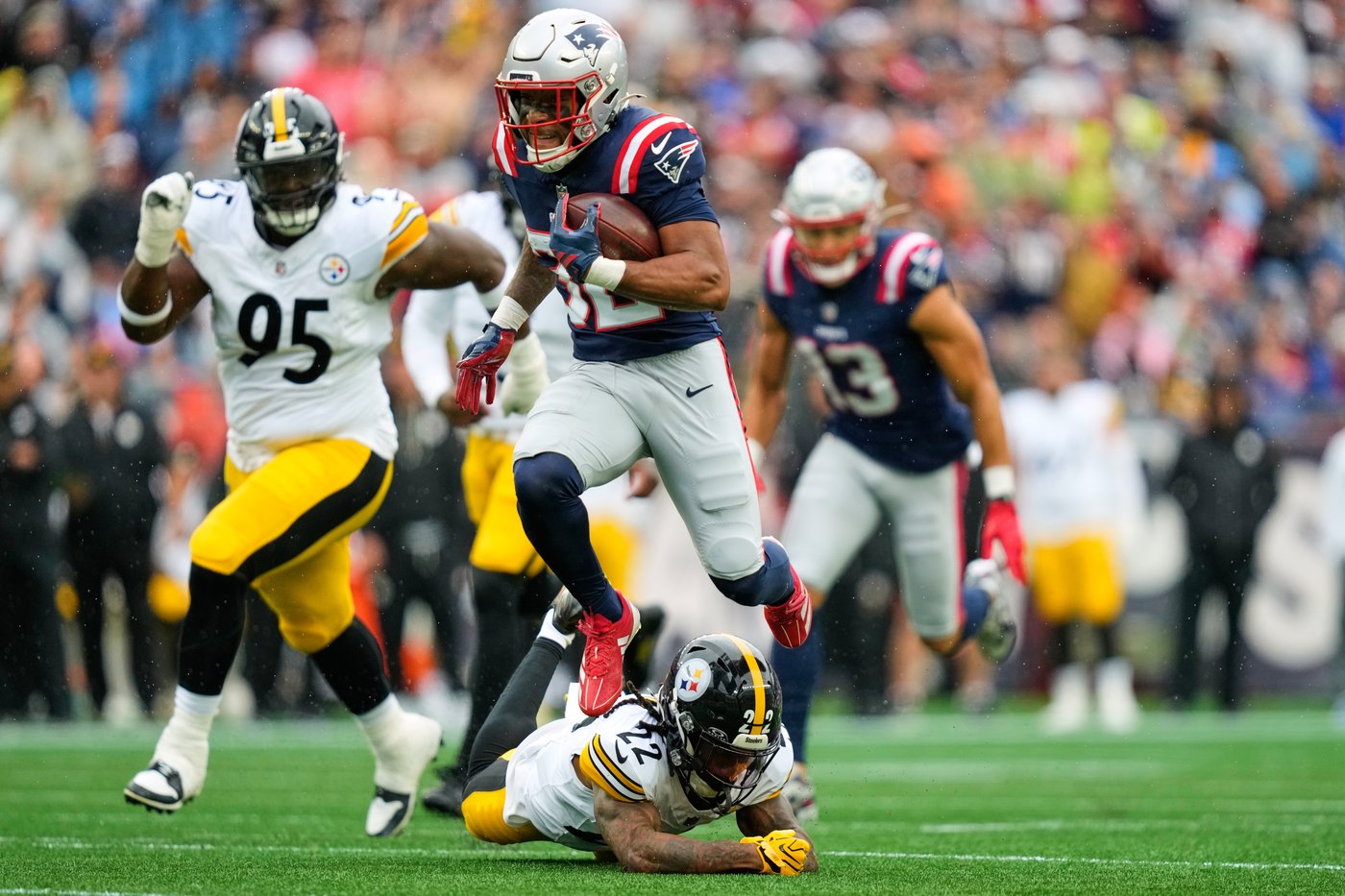 TreVeyon Henderson runs for a TD and the Patriots pummel Aaron Rodgers in a 20-3 win over Steelers | iNFOnews.ca TreVeyon Henderson runs for a TD and the Patriots pummel Aaron Rodgers in a 20-3 win over Steelers | iNFOnews.ca